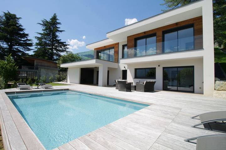 Villa for 10 personer, med hage og innsjøutsikt i tillegg til badebasseng, barnevennlig i Savoie