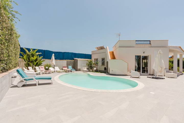 Location de vacances pour 8 personnes, avec jardin, animaux acceptés à Tre Fontane