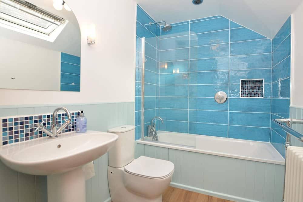 Cosy historic cottage in beautiful village with shop, café, 2 pubs. in Ashford in the Water, Derbyshire