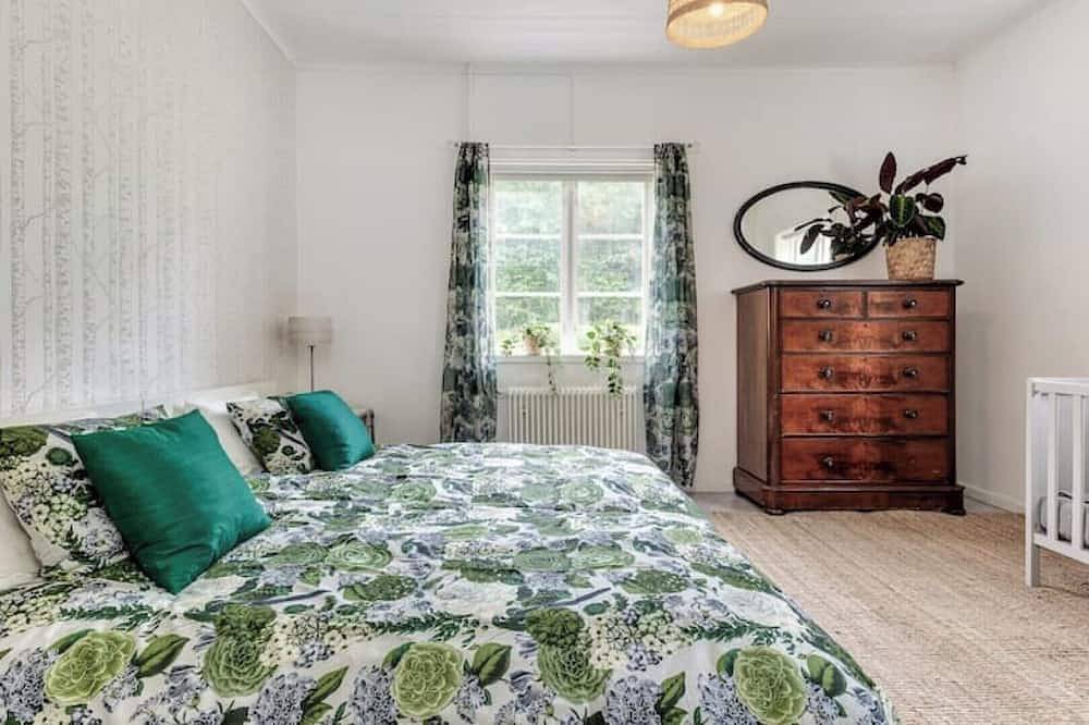 Historic lakeside villa with kayaks, close to ski resorts in Ludvika, Dalarna