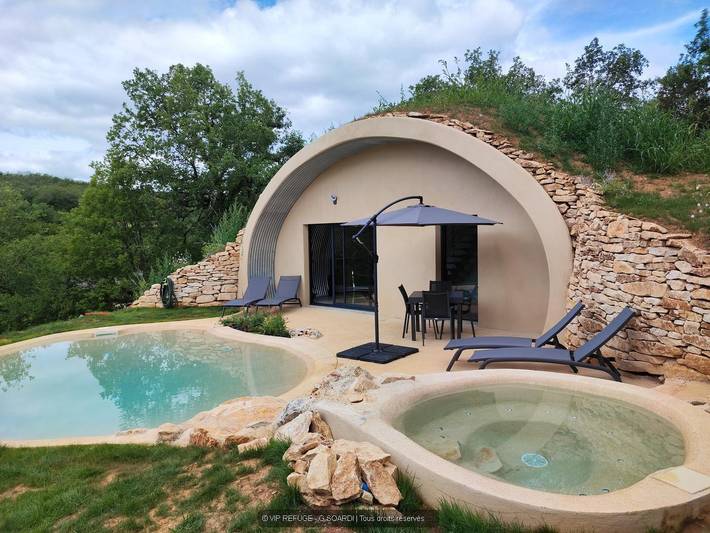 Gîte for 2 people, with hot tub and terrace as well as pool and garden in France