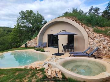 Gîte pour 2 personnes, avec jardin et terrasse ainsi que piscine et jacuzzi dans le Lot