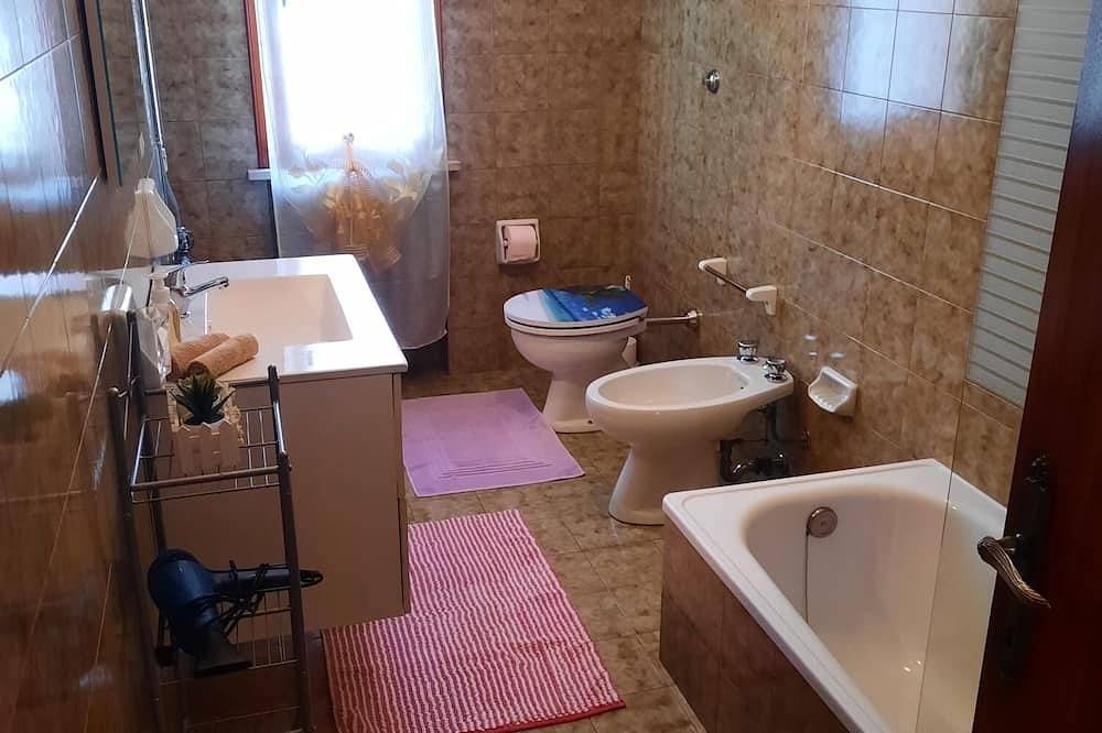 Apartamento entero, Oasis de relajación no lejos del mar, estacionamiento en el patio interno. in Valle del Metauro