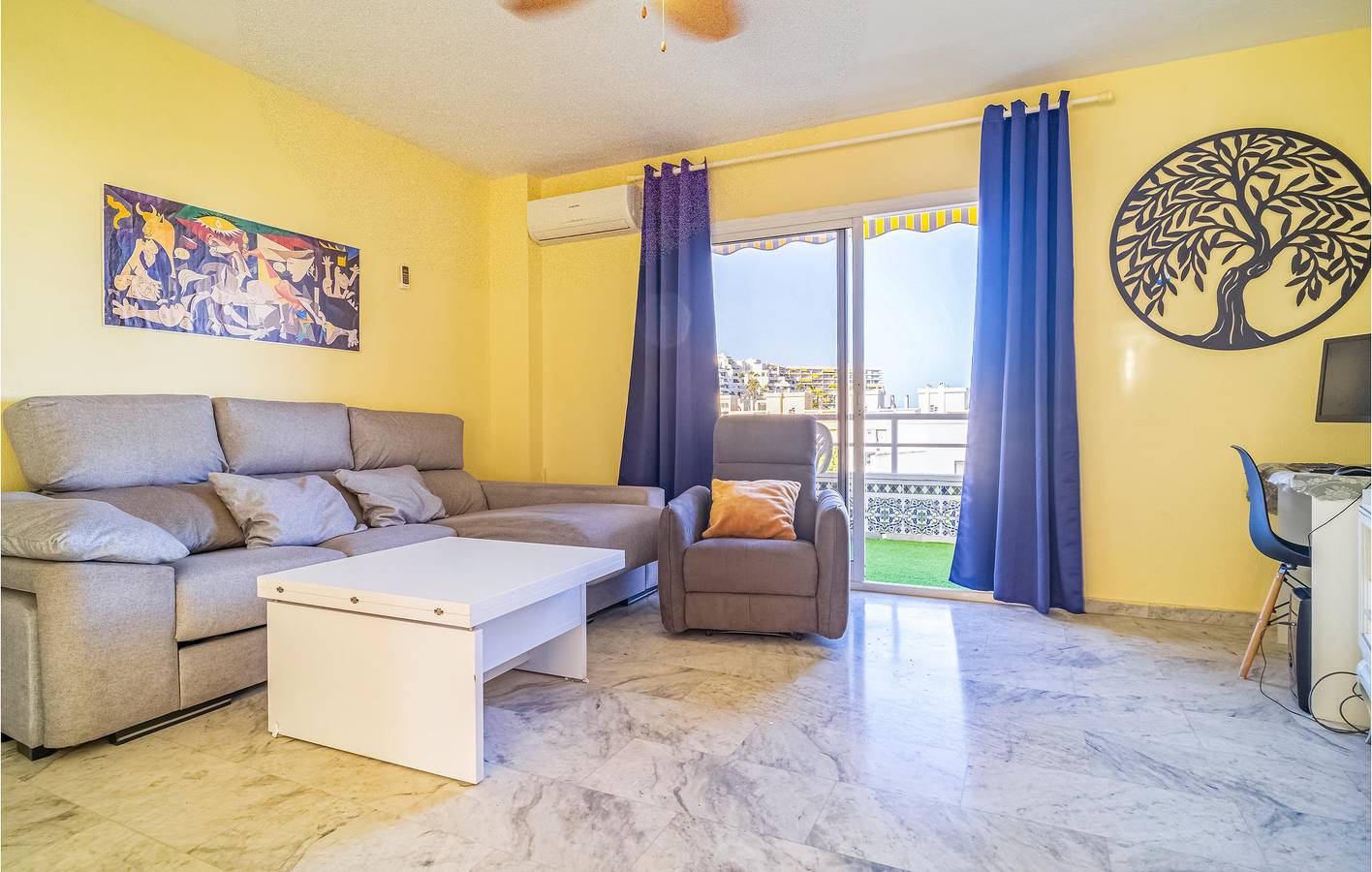 Entire holiday apartment, Sea View Apartment: Parking, AC, Terrace, Pool, WiFi (2.5km to Beach) in Montemar Torremolinos, Torremolinos
