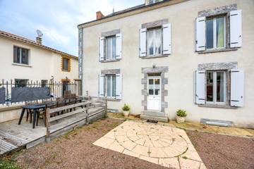 Location de vacances pour 15 personnes, avec jardin à Montournais