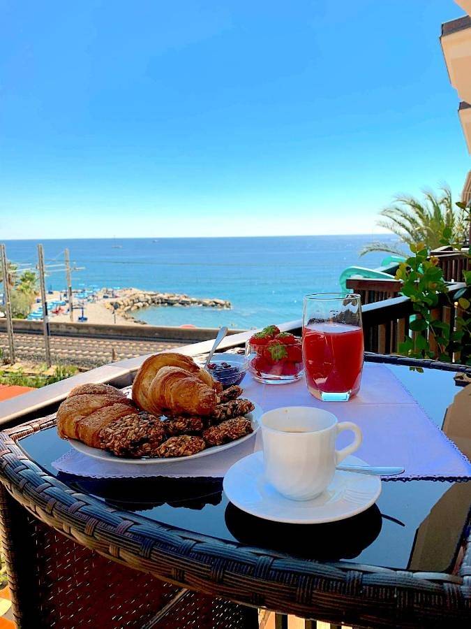 Vakantiewoning voor 4 personen, with Balkon and Terras as well as Uitzicht in Bordighera
