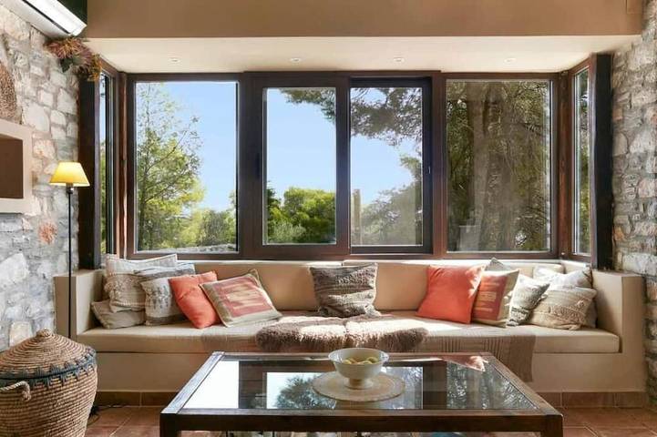 Ideal location close to the beach in Sporaden