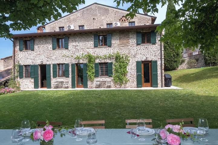Location de vacances pour 12 personnes, avec Jacuzzi et Jardin dans Custoza
