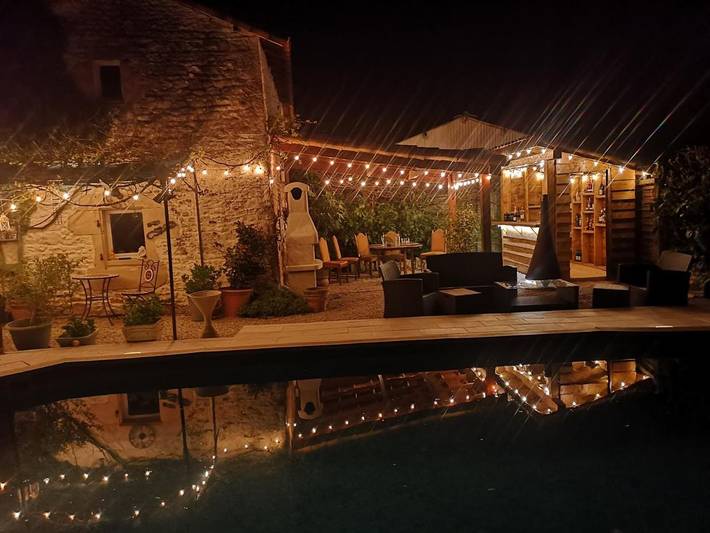 Location de vacances pour 2 personnes, avec vue ainsi que jardin et piscine à Limalonges - 2