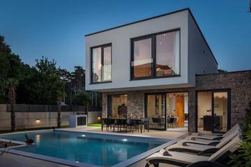 Villa für 10 Personen, mit Whirlpool und Garten sowie Pool in Crikvenica