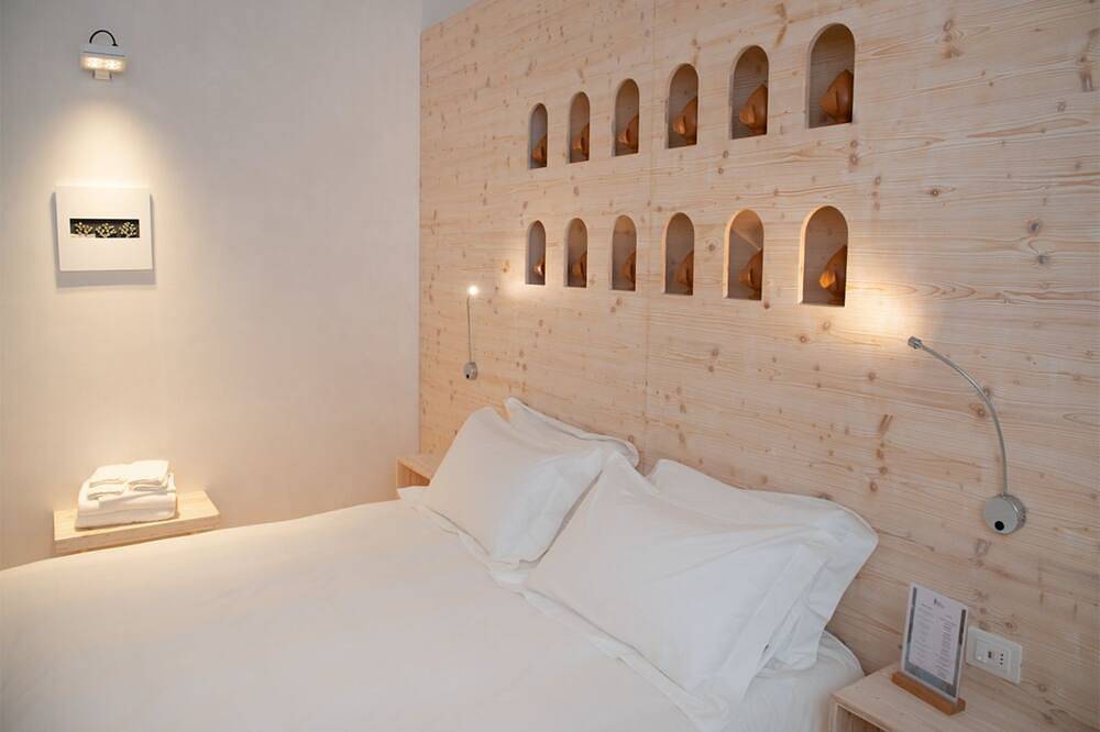 Apartamento entero, Camera matrimoniale, ambiente ricercato, arredato ed impreziosito. in Lecce, Provincia de Lecce