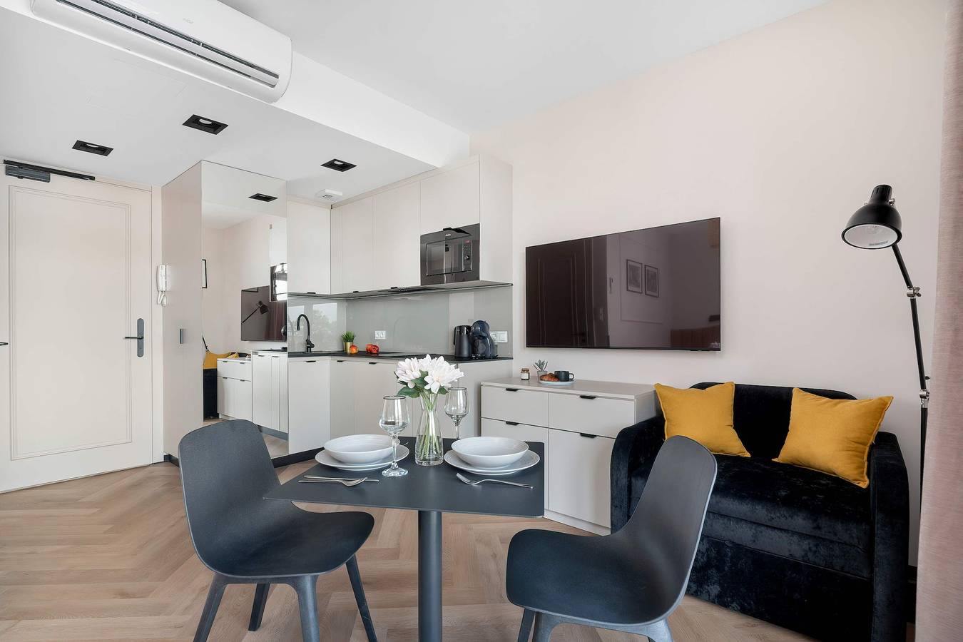 Ganze Ferienwohnung, Modern Studio with a Balcony | Air Conditioning | Near the Zdrojowy Park in Ciechocinek, Kujawien-Pommern