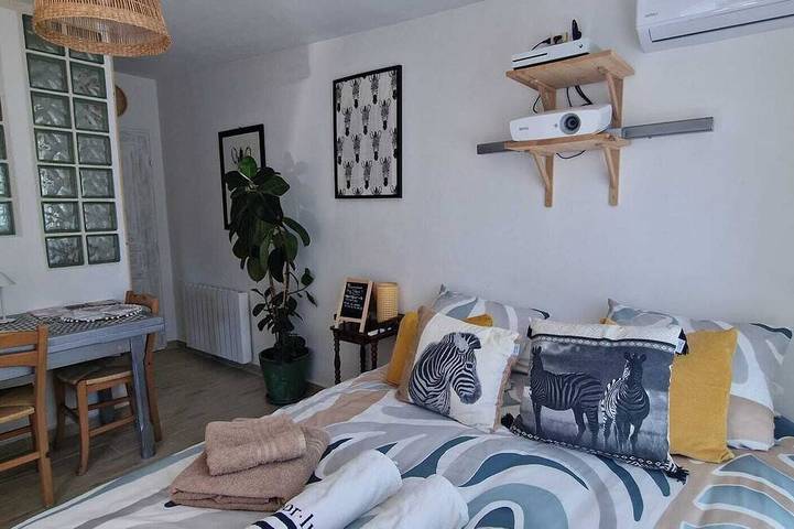 Carpe Diem Romantic Suite with a private spa and private pool. in Le Cannet-des-Maures, Draguignan Region