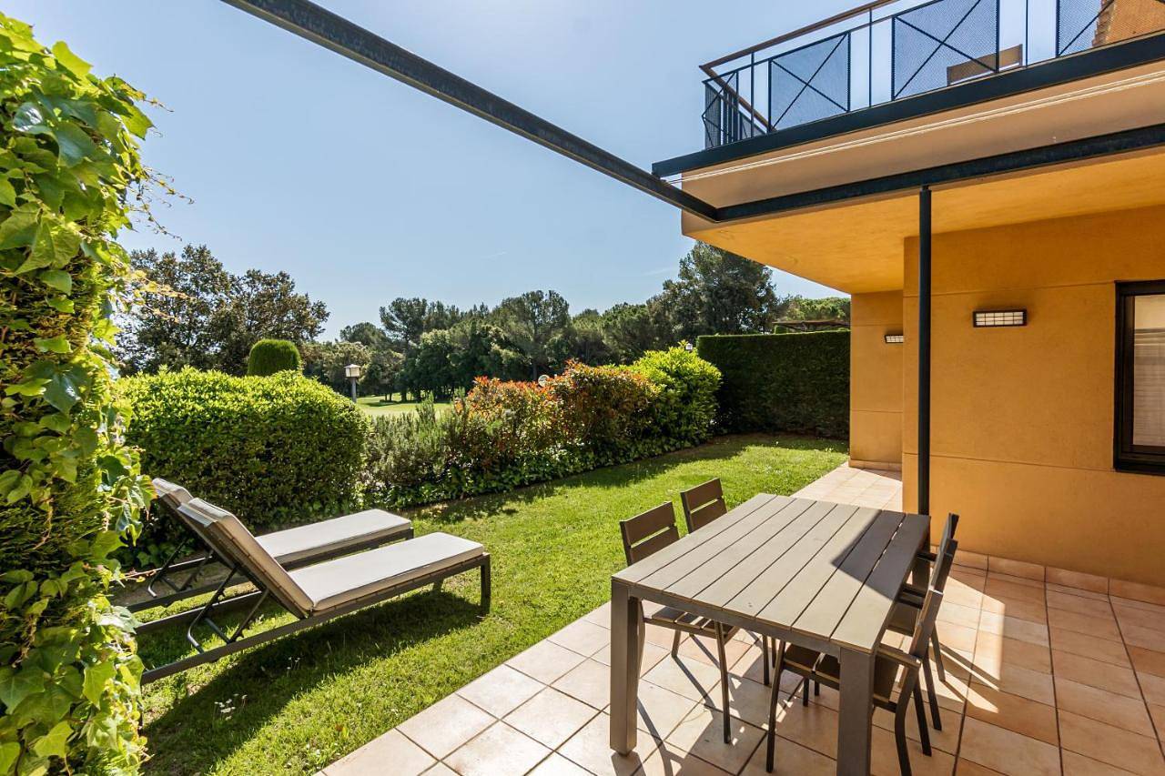 Apartahotel Suites Vila Birdie in Navata, Oberampurien