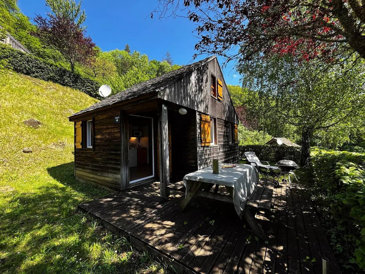 Chalet Confort 25m² (2 chambres) 4 personnes in Thérondels, Massif central