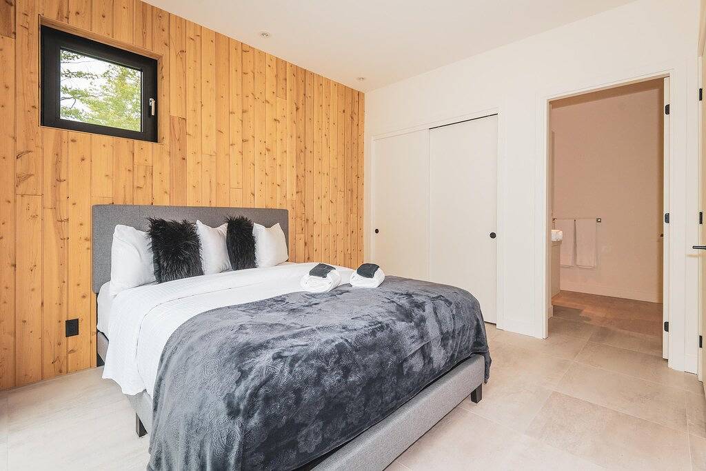 Luxurious Heaven Lodge Tremblant-4 Bdrs w/ Hottub in La Conception, Québec