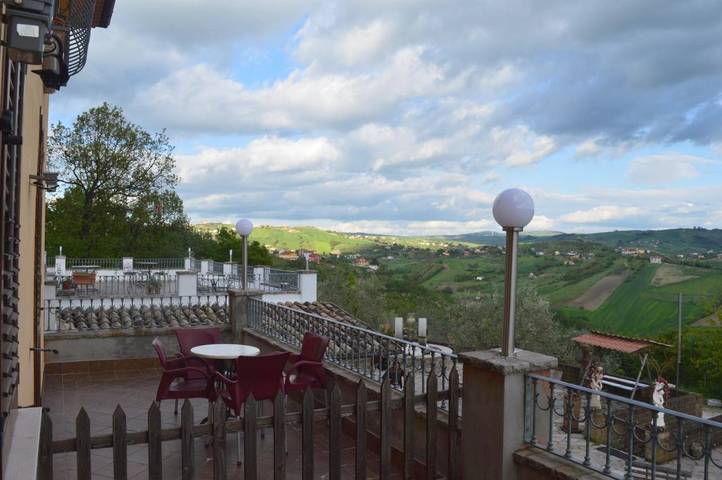 Location de vacances pour 3 personnes, avec Terrasse ainsi que Jardin et Vue à Ariano Irpino - 3