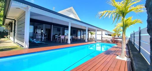 Location de vacances pour 6 personnes, avec terrasse ainsi que jardin et piscine dans Grands-Bois