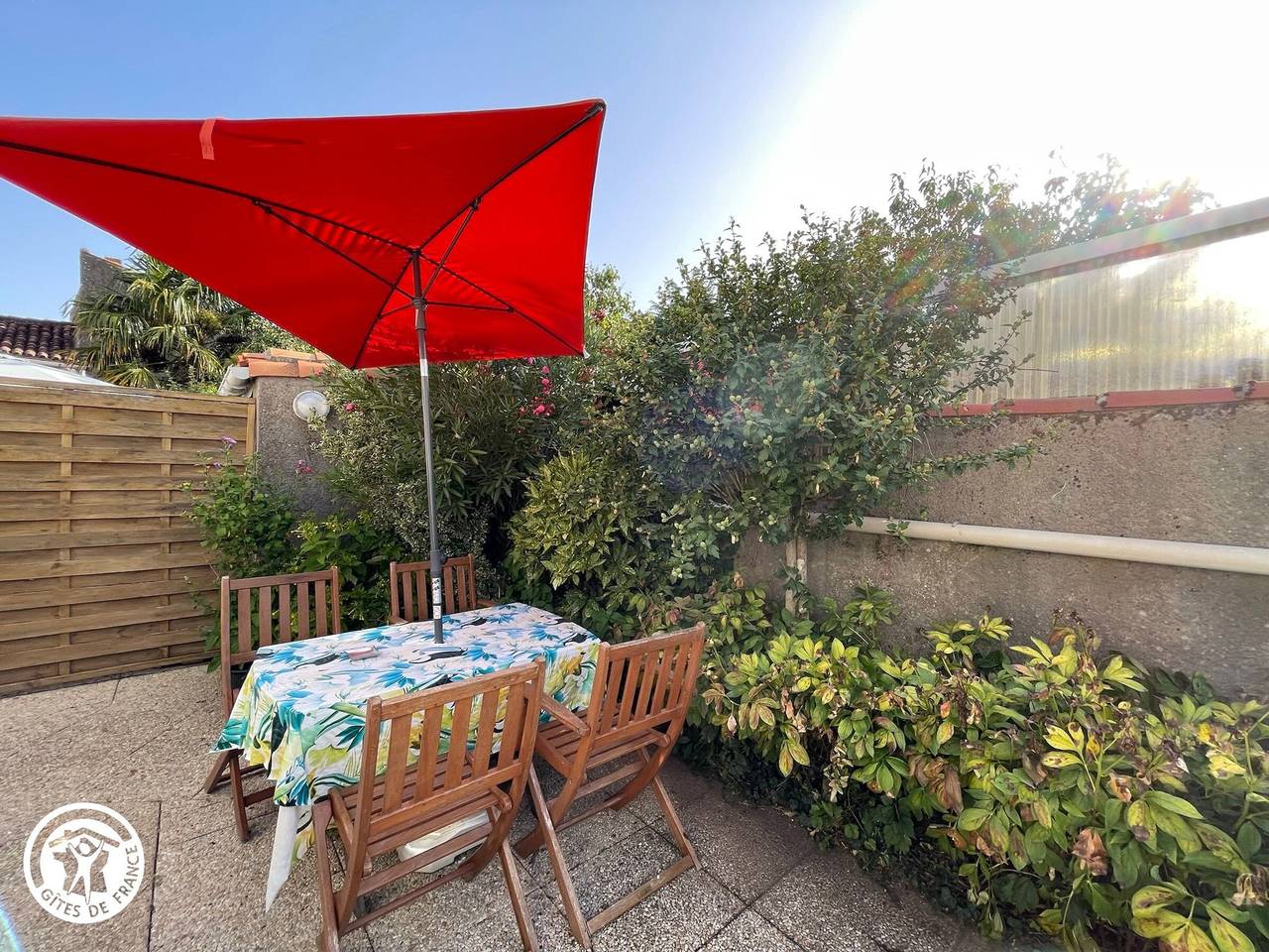 Casa histórica con patio privado y Wifi en el corazón del encantador pueblo de Thiré, cerca del mar. in Thiré, Fontenay-le-Comte