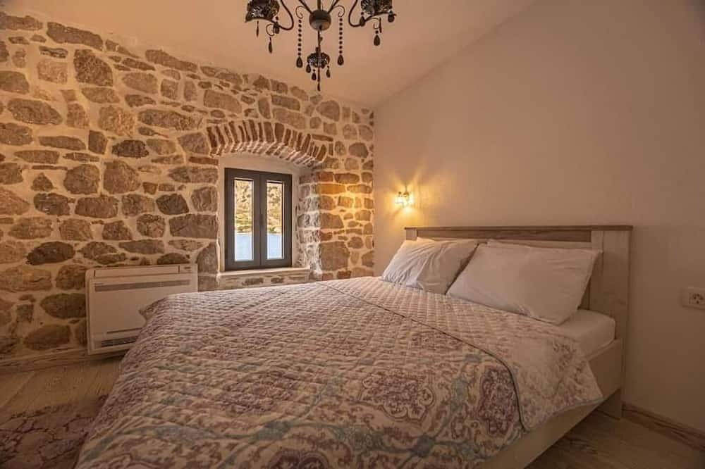 Luxurious Waterfront Three- Bedroom Villa in Muo in Kotor, Boka Kotorska