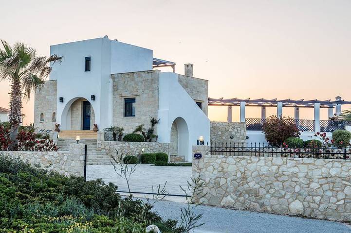 Vacation rental for 14 people, with balcony and yard in Chania