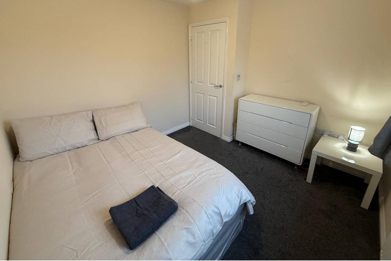 4 Bedroom house Sleeps 8 - Free Parking - Garden in Buckinghamshire