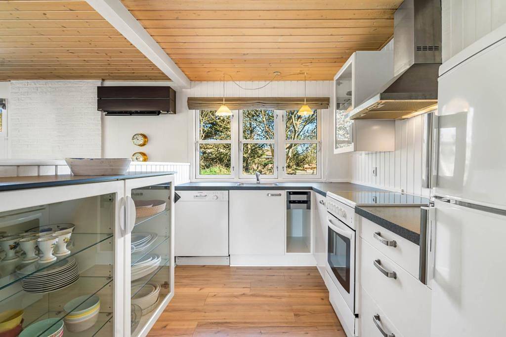 Schön gelegenes Ferienhaus mit Vildmarks-Bad in Henne Strand in Henne, Varde