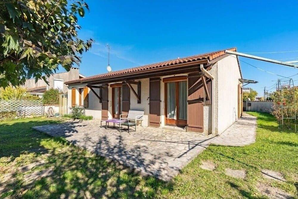 Family home with garden in Saintes, Saintes region