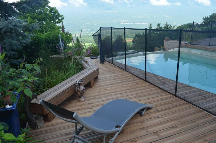 Gîte pour 4 personnes, avec terrasse ainsi que piscine et jardin