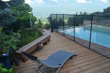Gîte pour 4 personnes, avec piscine ainsi que terrasse et jardin à Serrières-en-Chautagne