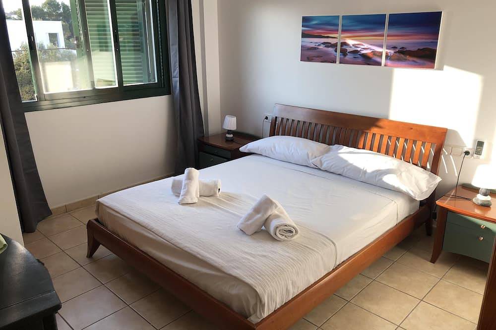 Entire apartment, Low Price Es Pujols center excellent location 5 minutes walk from the beach in Es Pujols, Formentera