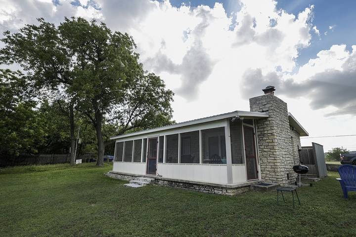 Log cabin for 4 people, with yard and terrace in Wimberley