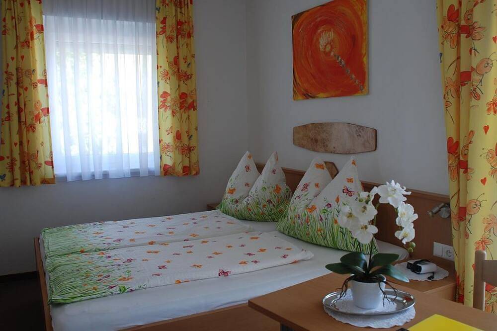 Dreibettzimmer, Balkon, Seeblick Ost - Pension Agnes in Karawanken und Bachergebirge, Sankt Kanzian am Klopeiner See