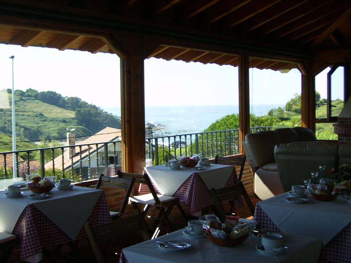 Pensión Bella Vista in Cóbreces, Alfoz de Lloredo