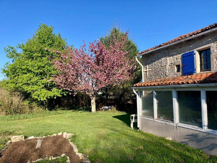 Gîte pour 7 personnes, avec piscine ainsi que terrasse et jardin à Chassiecq