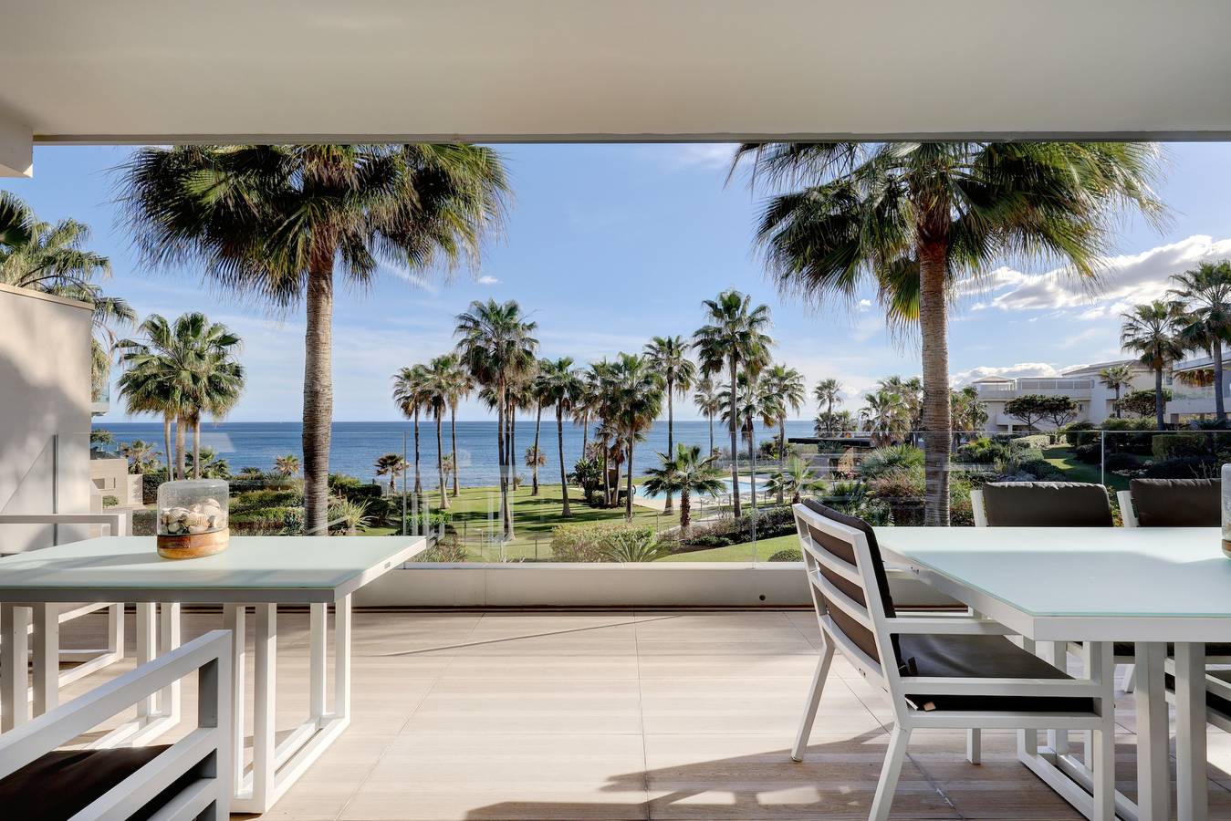 Entire apartment, Apartment 'Modern Frontline Beach - Estepona' with Sea View, Wi-Fi and Air Conditioning in Buenas Noches, Estepona