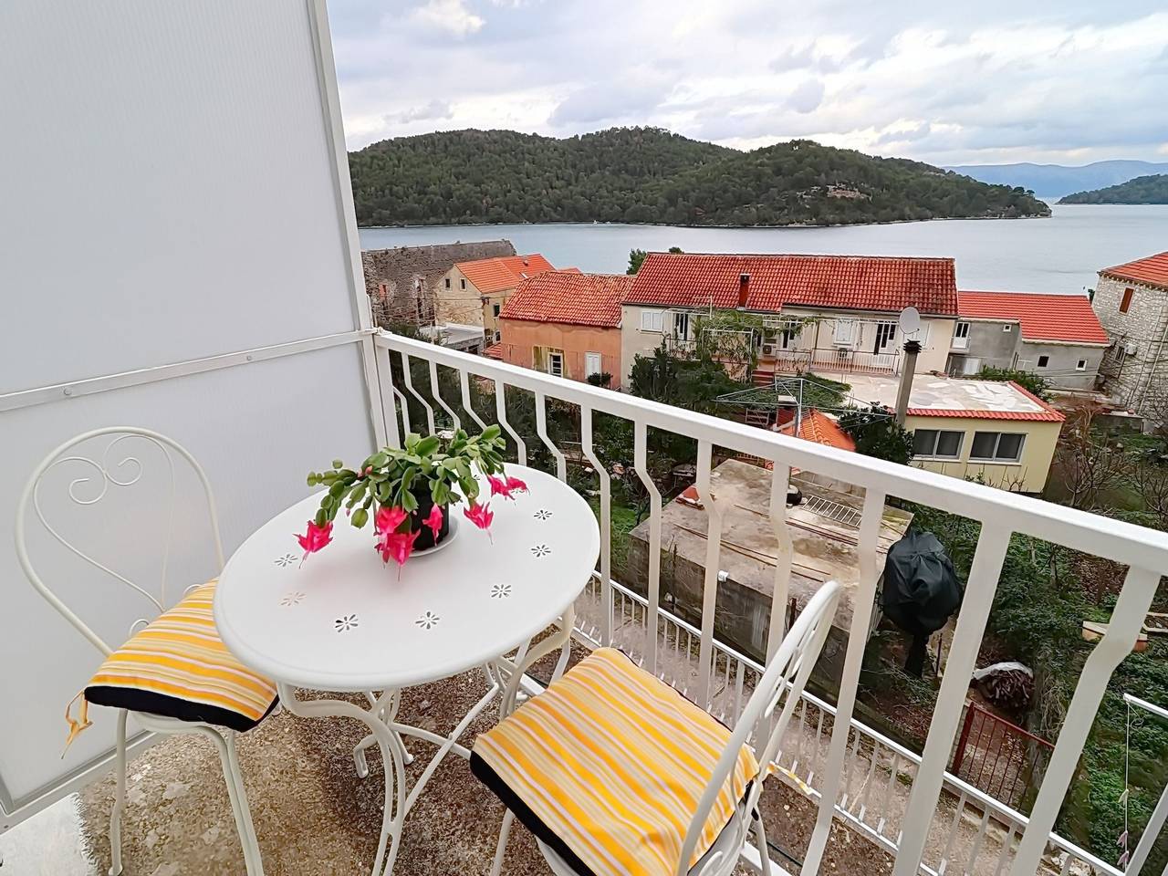 Ganze Wohnung, Apartments Nodilo - Comfort One Bedroom Apartment with Balcony and Sea View (Apt 3) in Mljet