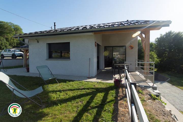 Gîte pour 4 personnes, avec vue ainsi que terrasse et jardin dans Pierre-Châtel - 3