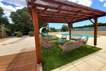 Location de vacances pour 12 personnes, avec jardin, animaux acceptés à Servian