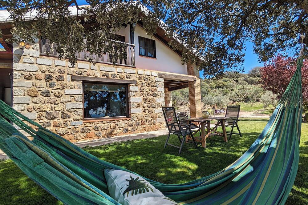 Rural house with spacious exterior and views of the mountains of Malaga. full rent in La Joya, Antequera