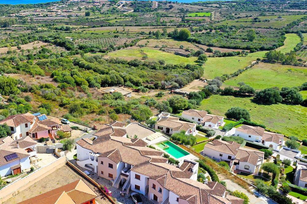 Ganze Wohnung, Herrliche Wohnung für 4 Leute mit  W-Lan, Klimaanlage, Pool, Tv, Terrasse und Parkplatz in Porto Ainu, Baia Sant'Anna