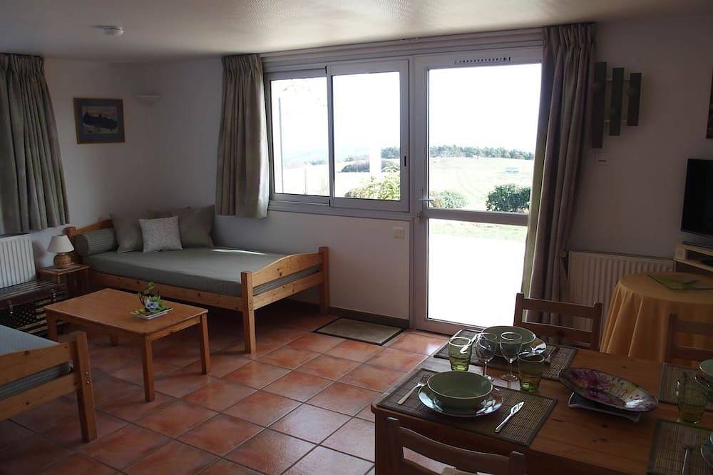 Entire apartment, The Apartment at Bouillat D'Anty in Châtel-Guyon, Volcans d'Auvergne Regional Nature Park