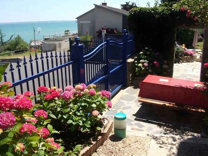 Gîte 30m De La Mer, plage en contre bas in Binic, Côte de Goëlo