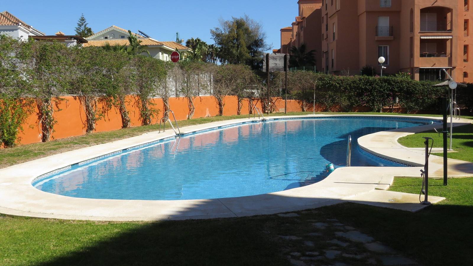 Entire apartment, Spacious Apartment with Wonderful Views, Shared Pool, Wi-Fi & Air Conditioning in Playa de la Duquesa, Manilva