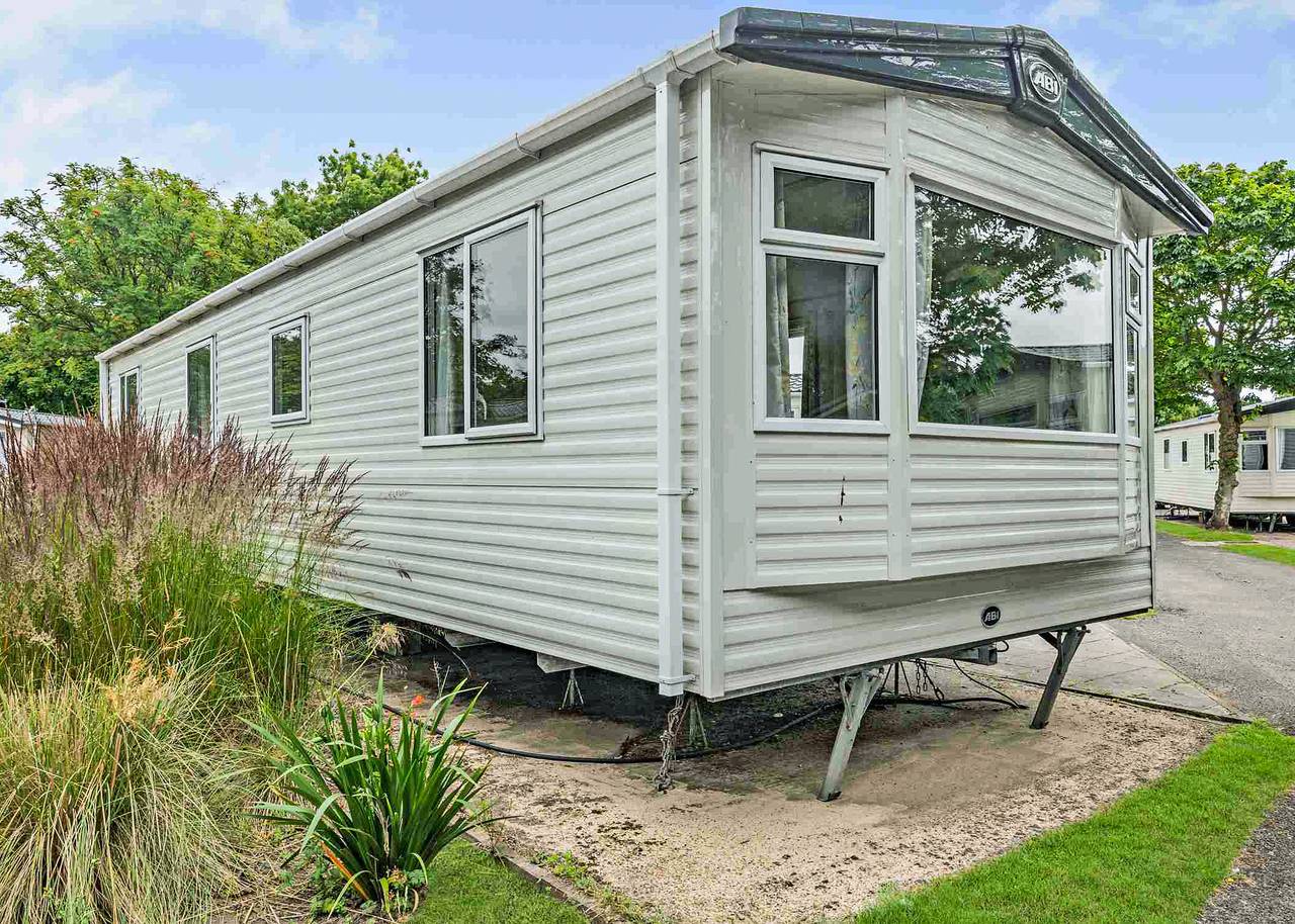 Gold 3 Bedroom Caravan, Sleeps 8. With parking in Bowness-on-Windermere, Lake District
