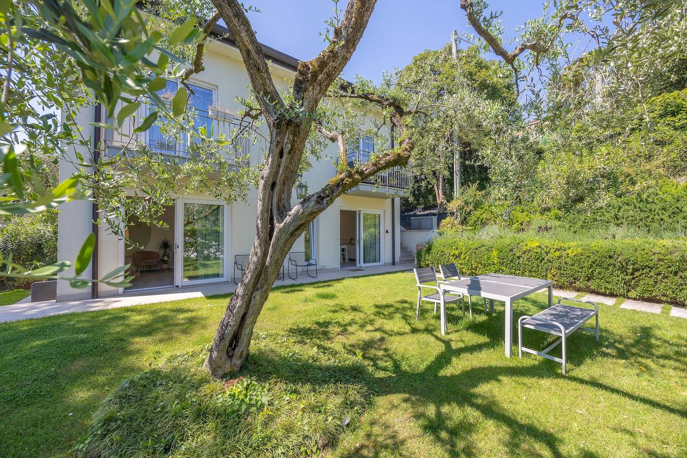 Appartamento intero, Appartamento 'Alessandra' con vista lago, Wi-Fi e aria condizionata in Corno (Garda), Garda