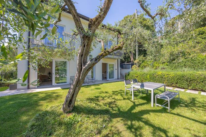 Ganze Wohnung, Apartment „Appartamento Alessandra“ mit Seeblick, Wlan und Klimaanlage in Corno (Garda), Garda