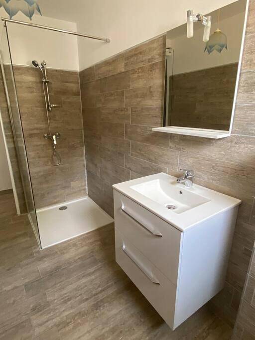 Appartement entier, One-Bedroom Apartment in Aléria, Arrondissement de Corte