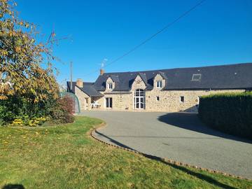 Gîte pour 15 personnes, avec piscine ainsi que terrasse et jacuzzi dans la Sarthe