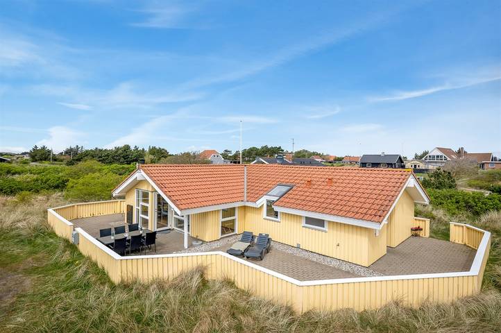 Ferieudlejning for 6 personer, med terrasse og jacuzzi samt sauna i Hvide Sande